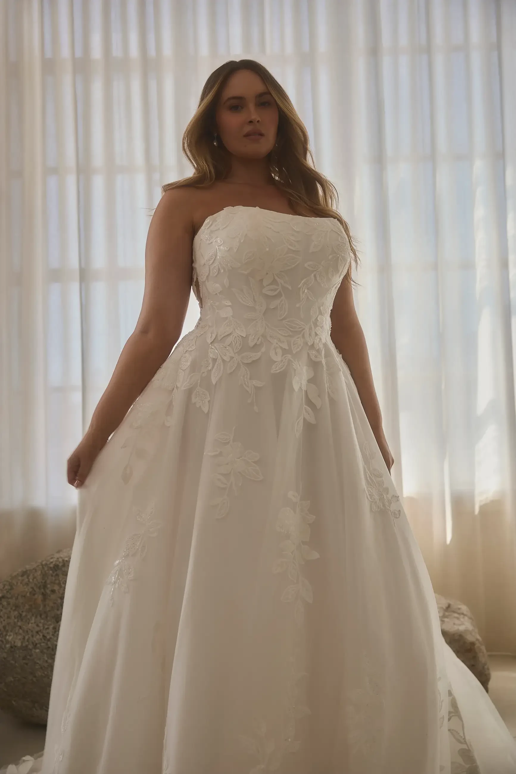 Choosing Your 2026 Plus-Size Wedding Gown: Why Sample Size Diversity Matters. Desktop Image